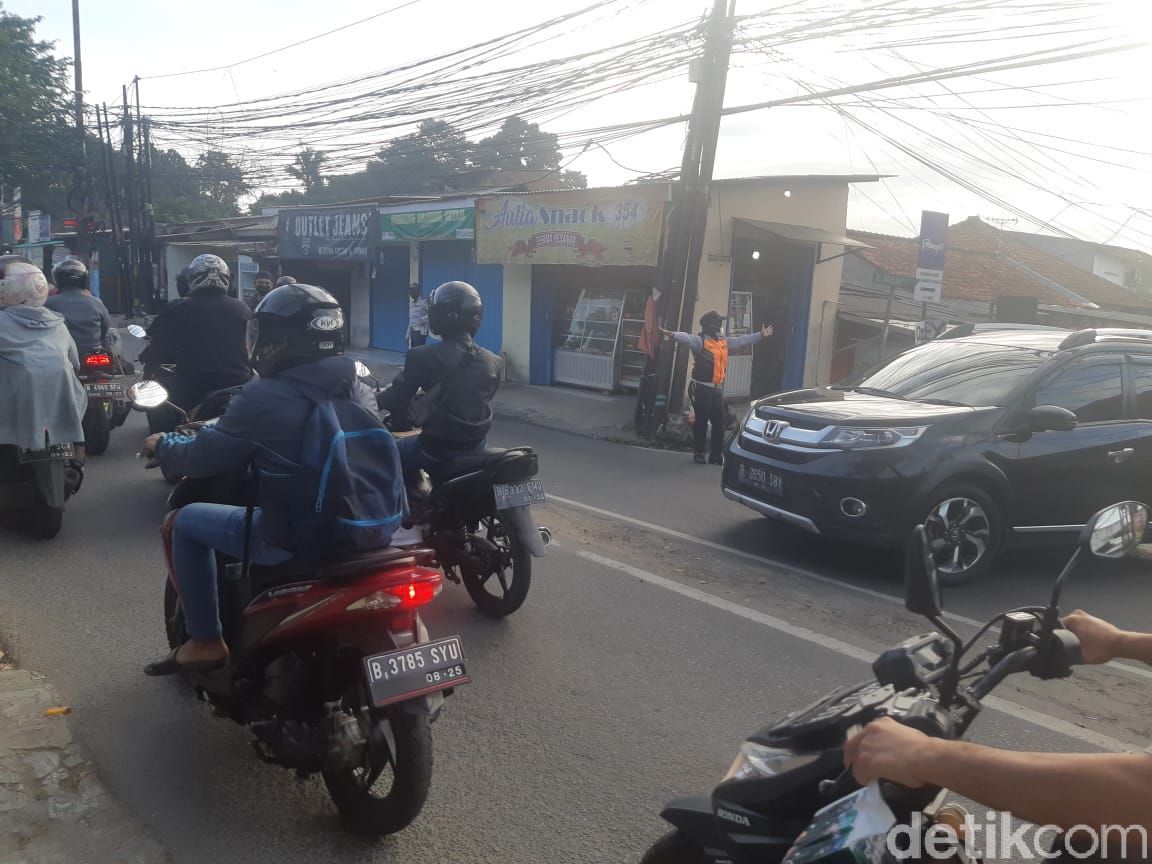 Mobil dari arah Jl Wr Silah menyeberangi Jl Moh Kahfi yang dibuka untuk masuk Jl Brigif. 25 Maret 2021, pukul 07.07 WIB. (Danu Damarjati)
