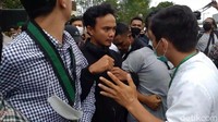 Puluhan peserta kongres tersebut saling pukul, saling dorong dan saling berkelahi. Rekan-rekan mereka mencoba melerai namun tak kuasa. Aksi ribut dan saling pukul ini berlangsung sekitar 30 menit.