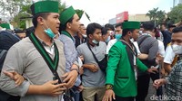 Usai aksi saling baku pukul selama 30 menit dan dipisahkan teman-temannya, mereka kembali masuk ke gedung. Para kader kembali ke dalam gedung dan melanjutkan sesi putaran kedua. Hingga pukul 13.00 WIB, kondisi telah kondusif.