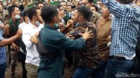 Dari pengamatan detikcom, Kamis (25/3/2021), aksi saling pukul ini terjadi usai pilihan putaran pertama selesai. Para mahasiswa ini saling baku pukul di luar ruang forum Gedung Islamic Center sekitar pukul 12.00 WIB.