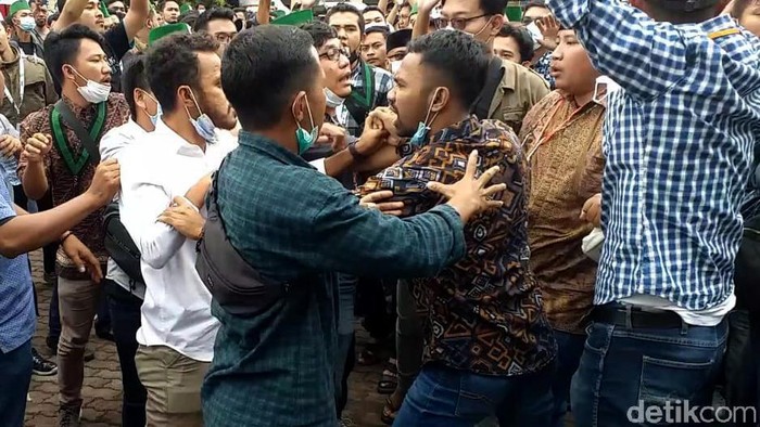 Kongres XXXI HMI di Surabaya kembali diwarnai keributan. Kali ini tim dari masing-masing kandidat ketua umum HMI saling pukul.