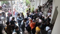 Beginilah suasana diluar ruang sidang, saat Ratusan karyawan PT CNQC Mitra JO yang mendatangi pengadilan untuk menuntut pembayaran gaji setelah perusahaan dinyatakan pailit, saat sidang digelar di Pengadilan Jakarta Pusat, Tipikor. Foto: dok. PN Jakpus