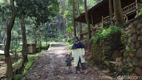 Inilah Obyek wisata Karang Gantungan yang berada di kaki Gunung Selasih. Lokasi tepatnya ada di Desa Karangnunggal, Kecamatan Paseh, Kabupaten Bandung. Obyek wisata ini terkenal dengan monyet ekor panjangnya. (Wisma Putra/detikTravel) Inilah Obyek wisata Karang Gantungan yang berada di kaki Gunung Selasih. Lokasi tepatnya ada di Desa Karangnunggal, Kecamatan Paseh, Kabupaten Bandung. Obyek wisata ini terkenal dengan monyet ekor panjangnya. (Wisma Putra/detikTravel)