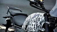 Bahasa desain lain yang mirip dengan Royal Enfield ialah desain tangki BBM yang tidak tajam, windscreen yang tinggi, dan bahkan membiarkan rangka terbuka. Sementara tinggi joknya sendiri sama dengan Royal Enfield Himalayan, yakni 800 mm. Foto: newmotor.cn