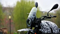Terlihat dari penggunaan lampu bulat ala motor petualang masa lampau. Foto: newmotor.cn