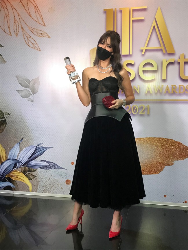 Dinobatkan sebagai Fashionable Woman di ajang Insert Fashion Award 2021, Nia Ramadhani tampi edgy dengan gaun hitam beraksen kulit. Tidak ketinggalan chunky statement necklace berlian. (Foto: Hanif Hawari/detikcom)