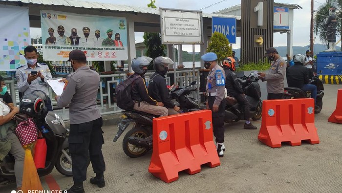 Otoritas Pelabuhan Lembar bersama TNI dan Polri meningkatkan pemeriksaan penumpang yang keluar masuk Pelabuhan Lembar, Lombok Barat