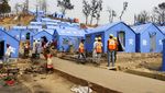 Ramai-ramai Relawan Bantu Bangun Tenda Pengungsi Rohingya