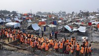 Paska kebakaran saat ini para pengungsi tinggal di tendadarurat, ratusan relawan kini kembali membangun tenda-tenda yang lebih layak.