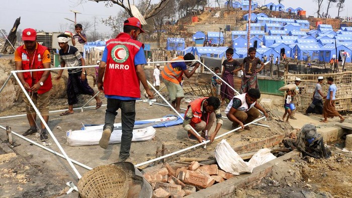 Pasca Kebakaran, Tenda Pengungsian Rohingya Kembali Dibangun Kamp pengungsia Rohingya di Cox's Bazar, Bangladesh, terbakar pada Senin (22/3) lalu. Saat ini tenda untuk para pengungsi kembak dibangun.