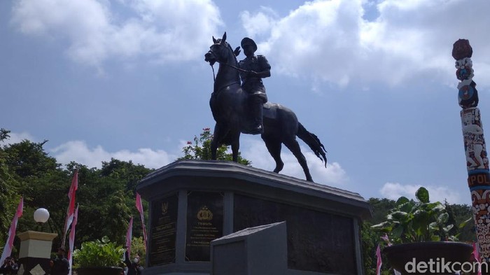 Patung Bapak Brimob Polri Komjen (Purn) Moehammad Jasin di Akpol Semarang, Jawa Tengah