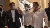 Gubernur Sumatera Selatan Herman Deru bersama Wakil Ketua Umum Kamar Dagang Indonesia (Kadin) Bidang Organisasi, Keanggotaan dan Pemberdayaan Daerah Anindya N Bakrie (tengah) dan Ketua Kadin Provinsi Sumatera Selatan Dody Reza Alex Noerdin (kanan) saat menghadiri pelantikan pengurus Kadin Sumatera Selatan di Palembang, Sumatera Selatan, Kamis (25/3/2021).