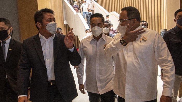 Gubernur Sumatera Selatan Herman Deru (kiri) berbincang dengan Wakil Ketua Umum Kamar Dagang Indonesia (Kadin) Bidang Organisasi, Keanggotaan dan Pemberdayaan Daerah Anindya N Bakrie (tengah) dan Ketua Kadin Provinsi Sumatera Selatan Dody Reza Alex Noerdin (kanan) saat menghadiri pelantikan pengurus Kadin Sumatera Selatan di Palembang, Sumatera Selatan, Kamis (25/3/2021). Dodi Reza Alex Noerdin dilantik sebagai Ketua Kadin Provinsi Sumatera Selatan periode 2020-2025. ANTARA FOTO/Nova Wahyudi/foc.
