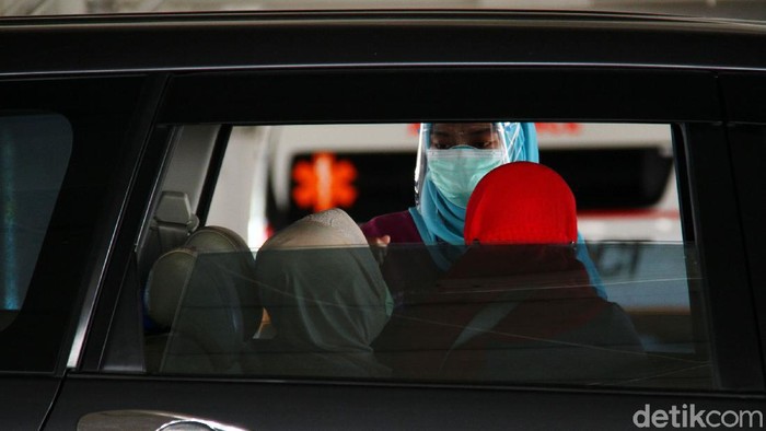 Pelayanan Vaksinasi Drive-thru Di RSUI Rumah Sakit Universitas Indonesia membuka pelayanan vaksinasi secara drive thru untuk lansia. Pelayanan yang dibuka sejak 21 Maret itu sudah diikuti ratusan lansia.