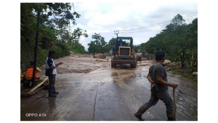 Pembersihan material longsor di jalur Bandung-Garut