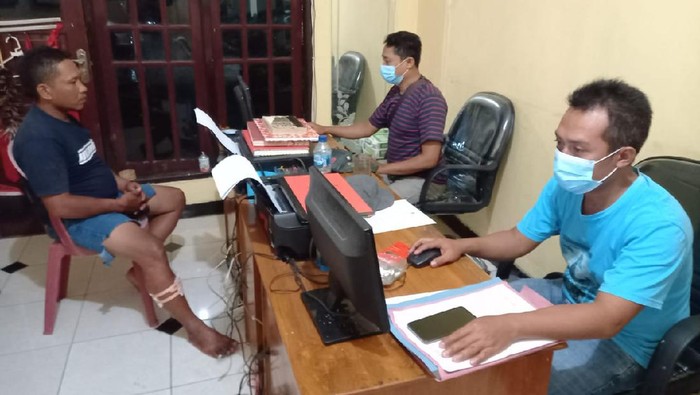 Polisi Nganjuk membekuk dua pelaku pembobolan rumah. Kedua pekaku mengaku, hasil kejahatannya digunakan untuk berfoya-foya di tempat karaoke.
