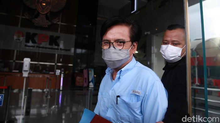 Direktur Utama non aktif Perusahaan Umum Daerah (Perumda) Pembangunan Sarana Jaya , Yoory Corneles Pinontoan buru-buru meninggalkan gedung KPK, di Jakarta, Kamis (25/3/2021) usai diperiksa penyidik. Yoory yang berstatus tersangka tersebut diperiksa dalam kasus pengadaan tanah di Munjul, Kelurahan Pondok Ranggon, Kecamatan Cipayung, Jakarta Timur. Meski berstatus tersangka, Yoory belum ditahan.