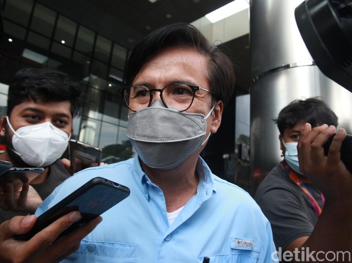 Direktur Utama non aktif Perusahaan Umum Daerah (Perumda) Pembangunan Sarana Jaya , Yoory Corneles Pinontoan buru-buru meninggalkan gedung KPK, di Jakarta, Kamis (25/3/2021) usai diperiksa penyidik. Yoory yang berstatus tersangka tersebut diperiksa dalam kasus pengadaan tanah di Munjul, Kelurahan Pondok Ranggon, Kecamatan Cipayung, Jakarta Timur. Meski berstatus tersangka, Yoory belum ditahan.