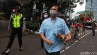 Yoory tampak buru-buru meninggalkan gedung KPK.