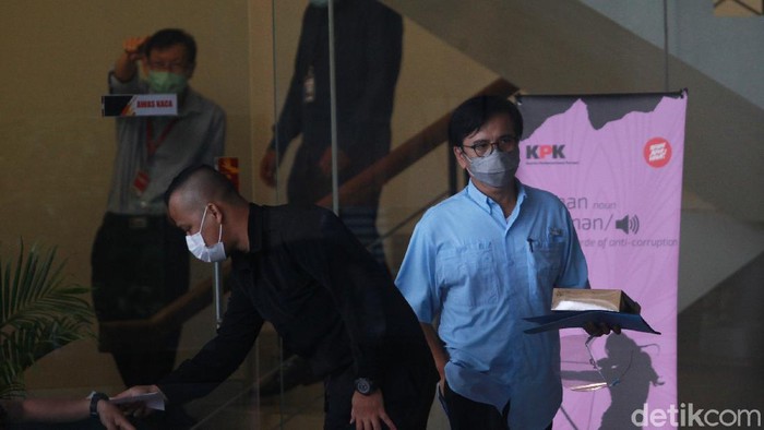 Pemeriksaan Yoory Pinontoan Direktur Utama non aktif Perusahaan Umum Daerah (Perumda) Pembangunan Sarana Jaya , Yoory Corneles Pinontoan buru-buru meninggalkan gedung KPK, di Jakarta, Kamis (25/3/2021) usai diperiksa penyidik. Yoory yang berstatus tersangka tersebut diperiksa dalam kasus pengadaan tanah di Munjul, Kelurahan Pondok Ranggon, Kecamatan Cipayung, Jakarta Timur. Meski berstatus tersangka, Yoory belum ditahan.