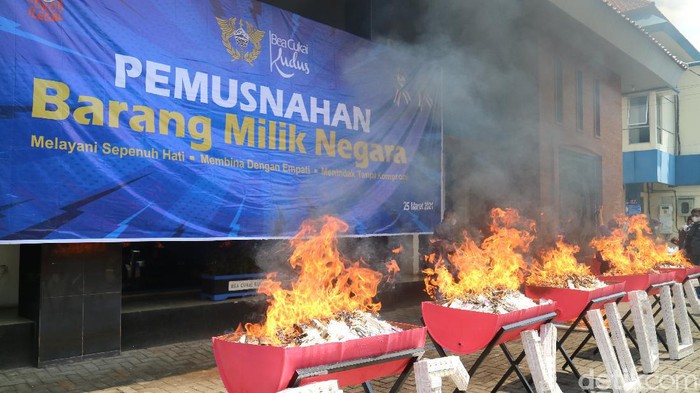 Pemusnahan rokok ilegal dan pita cukai palsu di Bea Cukai Kudus, 25/3/2021