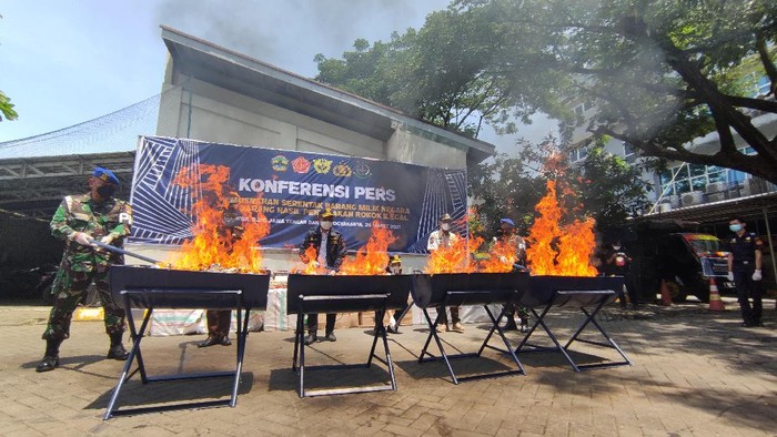 Pemusnahan rokok ilegal dan pita cukai palsu di Bea Cukai Kudus, 25/3/2021