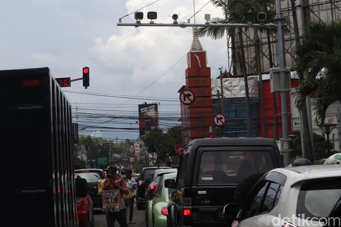 Tilang elektronik atau Electronic Traffic Law Enforcement (ETLE) mulai diberlakukan di Kota Bandung. Total ada 21 titik yang dipasang.