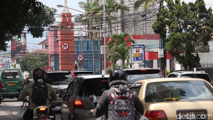 Tilang elektronik atau Electronic Traffic Law Enforcement (ETLE) mulai diberlakukan di Kota Bandung. Total ada 21 titik yang dipasang.
