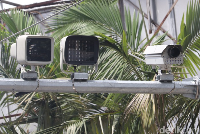 Tilang elektronik atau Electronic Traffic Law Enforcement (ETLE) mulai diberlakukan di Kota Bandung. Total ada 21 titik yang dipasang.