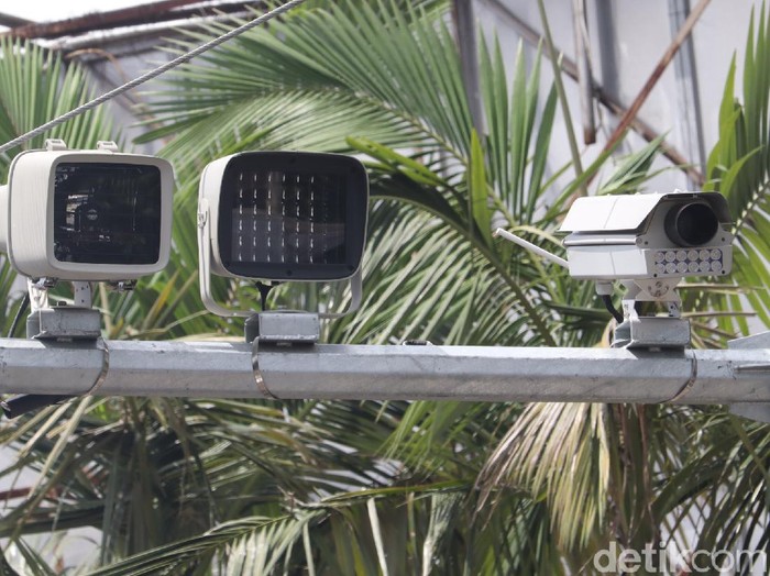 Tilang elektronik atau Electronic Traffic Law Enforcement (ETLE) mulai diberlakukan di Kota Bandung. Total ada 21 titik yang dipasang.