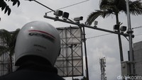 Kapolda Jawa Barat Irjen Ahmad Dofiri di Mapolda Jabar, Jalan Soekarno-Hatta, Kota Bandung, Selasa (23/3/2021) mengatakan, Polda Jabar pada tahap pertama ini mendapat ada 12 lokasi dengan 21 titik. Karena ETLE ini merupakan sistem penegakan hukum di bidang lalu lintas yang berbasis pada teknologi informasi dengan menggunakan kamera yang kemudian juga terdata secara langsung ada servernya yang ada di desk office.