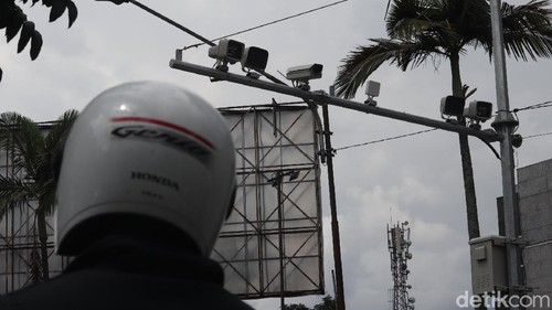 Tilang elektronik atau Electronic Traffic Law Enforcement (ETLE) mulai diberlakukan di Kota Bandung. Total ada 21 titik yang dipasang.