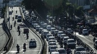 Sementara itu arus lalu lintas yang mengarah ke Kampung Melayu tampak lancar.