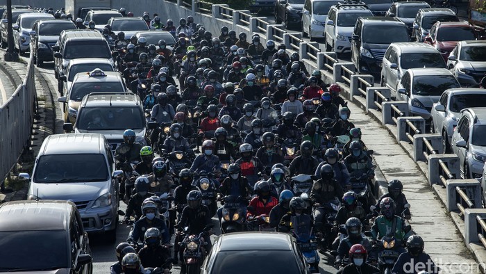 Sejumlah pengendara terjebak kemacetan di jalan KH Abdullah Syafei, Tebet, Jakarta, Kamis (25/3/2021). Meski DKI Jakarta memperpanjang penerapan PPKM namun kepadatan di ruas jalan masih terlihat.
