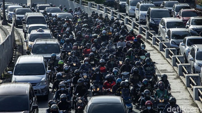 Sejumlah pengendara terjebak kemacetan di jalan KH Abdullah Syafei, Tebet, Jakarta, Kamis (25/3/2021). Meski DKI Jakarta memperpanjang penerapan PPKM namun kepadatan di ruas jalan masih terlihat.