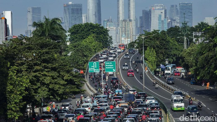 Sejumlah pengendara terjebak kemacetan di jalan KH Abdullah Syafei, Tebet, Jakarta, Kamis (25/3/2021). Meski DKI Jakarta memperpanjang penerapan PPKM namun kepadatan di ruas jalan masih terlihat.