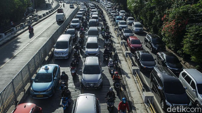 Sejumlah pengendara terjebak kemacetan di jalan KH Abdullah Syafei, Tebet, Jakarta, Kamis (25/3/2021). Meski DKI Jakarta memperpanjang penerapan PPKM namun kepadatan di ruas jalan masih terlihat.