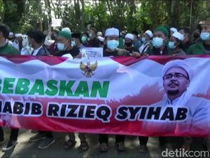 Tuntut HRS Dibebaskan, Ratusan Orang Demo di Kejari-PN Purwakarta