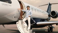 Chan adalah seorang filantropis yang sangat ramah dan seorang duta dari UNICEF Goodwill Ambassador, telah bekerja tanpa mengenal lelah untuk mengkampanyekan pekerjaan-pekerjaan sosial. dok. Embraer  