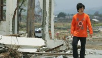 Jackie saat mengunjungi pengungsi Tsunami Aceh 2005 lalu. Chan juga menjadi salah satu pemegang Guinness World Record untuk Most Stunts By A Living Actor. Selain itu, ia juga memegang rekor untuk pengambilan gambar terbanyak dalam sebuah adegan, dimana pernah dilakukan pengambilan gambar kembali sebanyak 2900 kali untuk suatu adegan yang cukup rumit. Getty Images/Dimas Ardian  