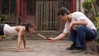 Dalam tahun-tahun terakhir, Chan yang mulai berumur, mulai lelah berperan sebagai pahlawan dan lebih menampilkan sisi emosionalnya sebagai manusia yang terlihat dalam film-film terakhirnya. Jasin Boland  