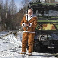 Tak diketahui pasti siapa yang membuat pakaian tersebut. Namun menurut Daily Mail, label Master Meh Leather and Fur Workshop di St. Petersburg pernah membuat koleksi yang serupa. (Foto: Alexei Druzhinin, Sputnik, Kremlin Pool Photo via AP)