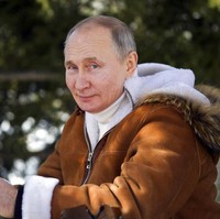 Baru-baru ini, Kremlin merilis deretan foto resmi kepresidenan yang memperlihatkan Vladimir Putin berpose di tengah hutan bersalju di Siberia. Bak model, pria yang hobi berburu ini beraksi di depan kamera dengan berbagai pose. (Foto: Alexei Druzhinin, Sputnik, Kremlin Pool Photo via AP)