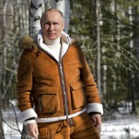 Sorotan pun tertuju pada pakaian yang menjadi andalan Vladimir Putin. Ia memakai baju berburu dengan penutup kepala berbahan bulu dan celana matching berwarna coklat yang terbuat dari kulit domba. (Foto: Alexei Druzhinin, Sputnik, Kremlin Pool Photo via AP)