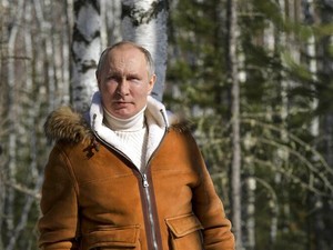 Vladimir Putin Pemotretan Bak Model di Hutan, Harga Bajunya Jadi Sorotan