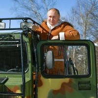 Carinthia memiliki G-Loft Loden Parka yang harganya mencapai 344 pound sterling atau sekitar Rp 6,8 juta, lalu bawahan Loudenhose yang dibanderol senilai 250 pound sterling atau Rp 4,9 juta. (Foto: Alexei Druzhinin, Sputnik, Kremlin Pool Photo via AP)