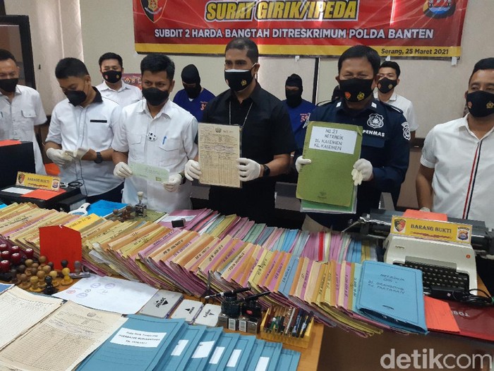 Polda Banten mengamankan sindita pembuat dokumen tanah palsu