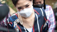 Seperti halnya Wulan Guritno saat ditemui di lokasi yang sama beberapa waktu lalu, Pricillia Pullunggono tak banyak bicara. (Foto: Noel/detikcom) 