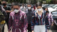 Dia ditemani oleh pengacara Wulan Guritno, Ficky Fernando, dalam sidang hari ini. (Foto: Noel/detikcom) 