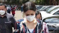 Pricillia Pullunggono tampil dalam balutan busana elegan dan tetap menggunakan masker dalam kunjungannya ke Pengadilan Agama Jakarta Selatan, Kamis (25/3/2021). (Foto: Noel/detikcom) 